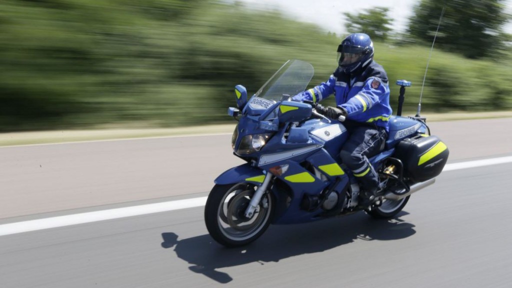 Un Motard De La Gendarmerie Percut Par Une Voiture Sur La En